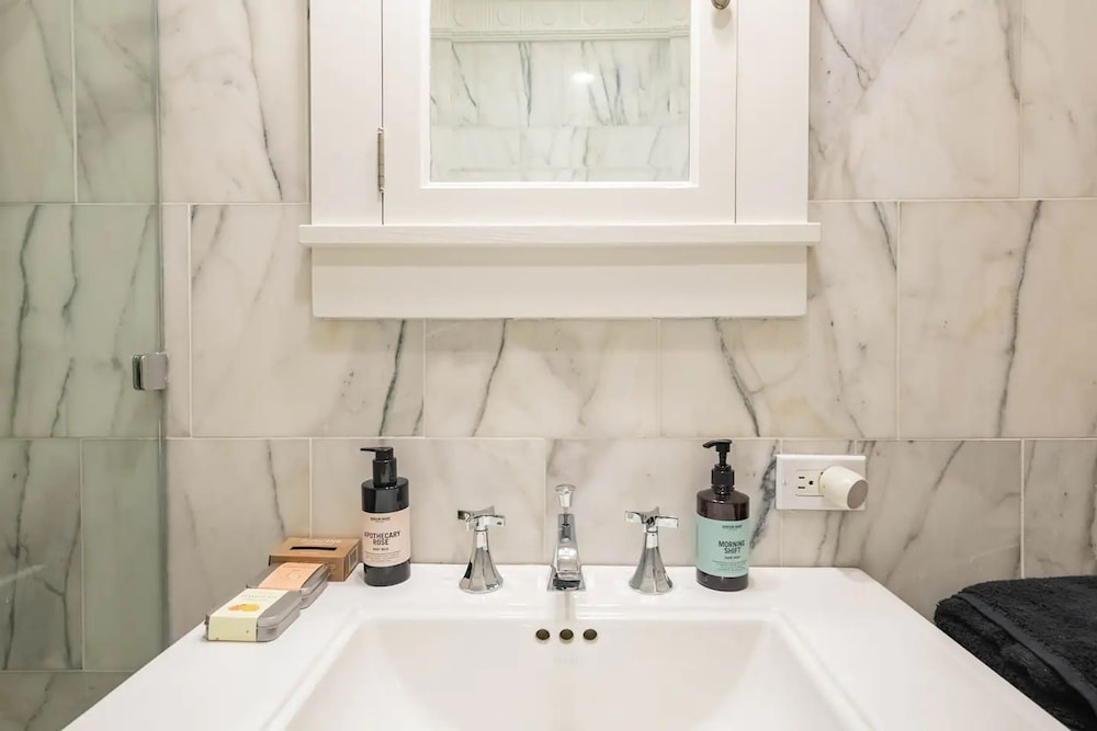 Lofty Bright Greenwich Getaway w Private Rooftop