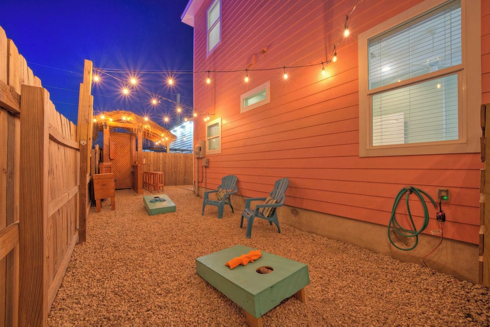 Sleeps 24, 2 Homes Pool, Backyard Tiki Bar, Fire Pit, Cornhole Walk to Beach
