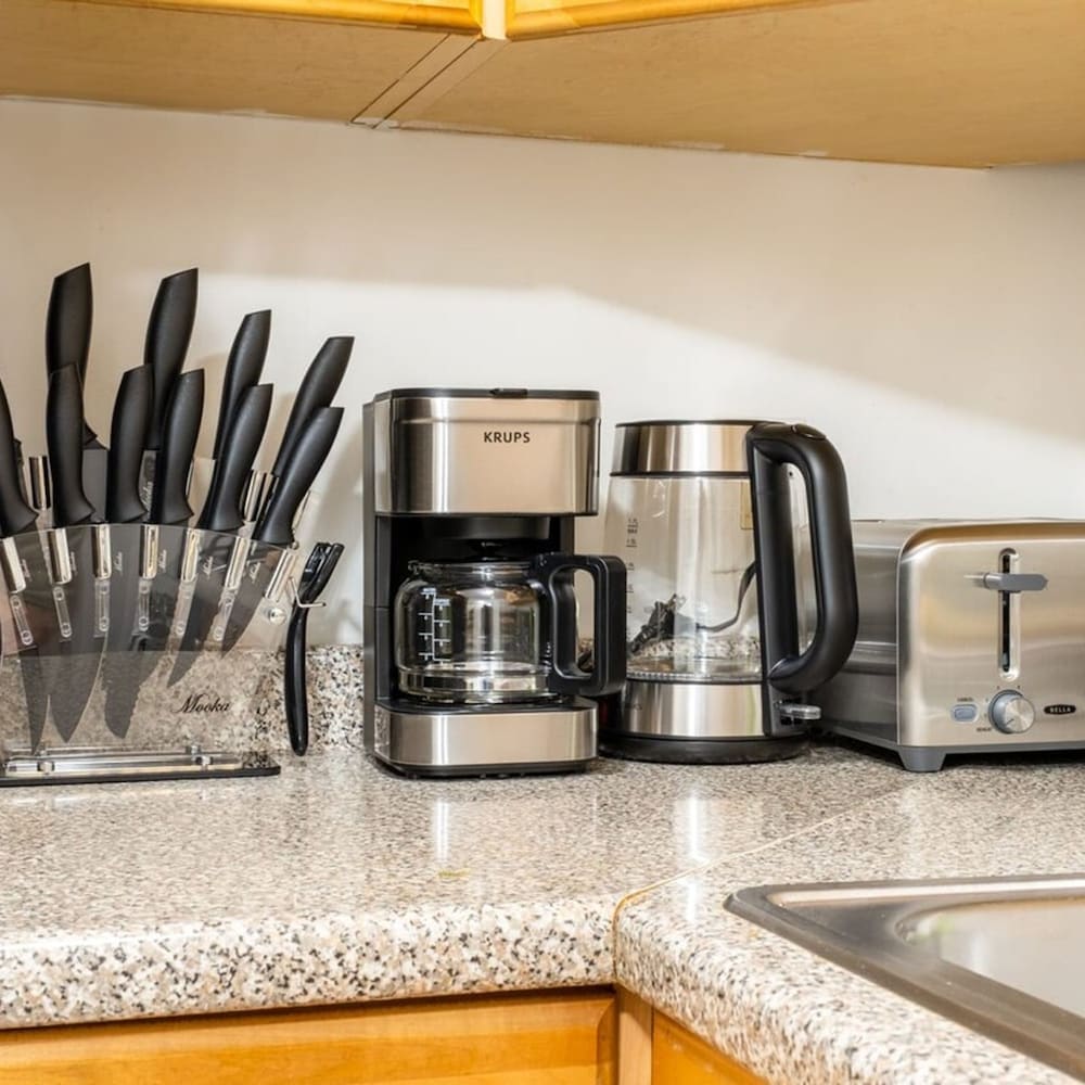 49-3b Newly Renovated 2BR W D Midtown East