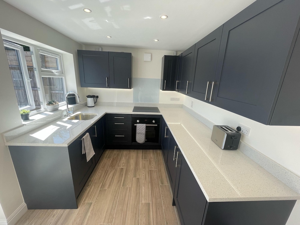 Beautiful Private Detached 1-bed Bungalow view 5