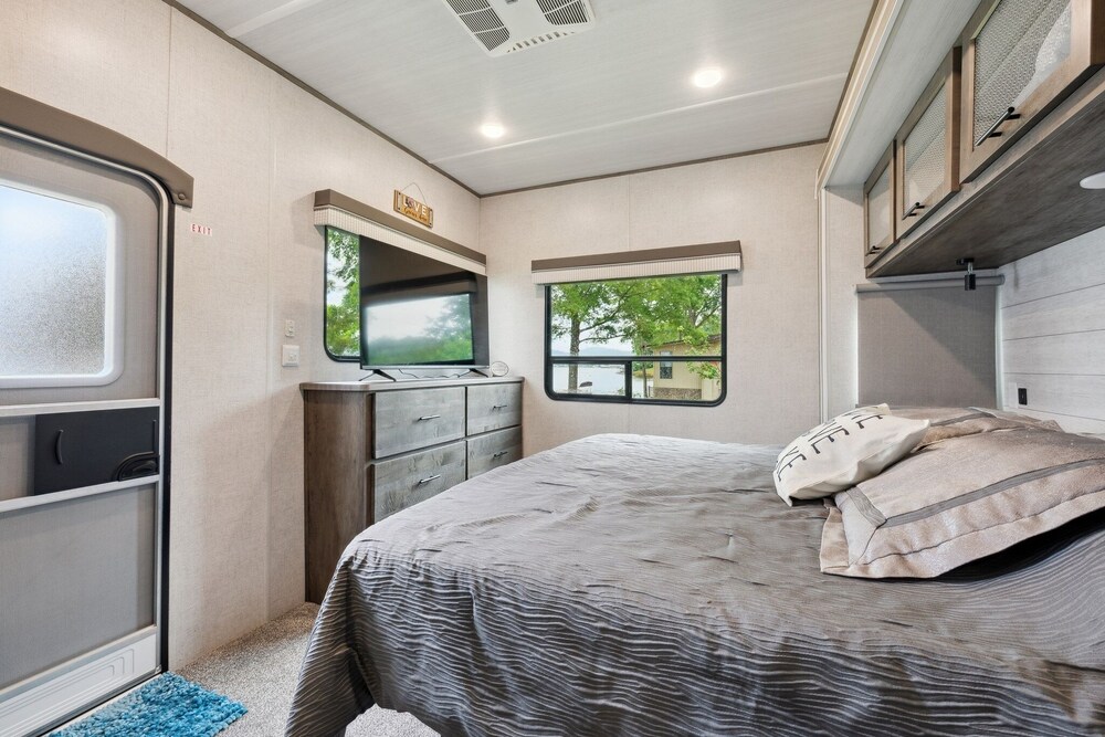 Lakeside Retreat On Neely Henry Lake 1 Bedroom Villa by RedAwning - Property Image 25