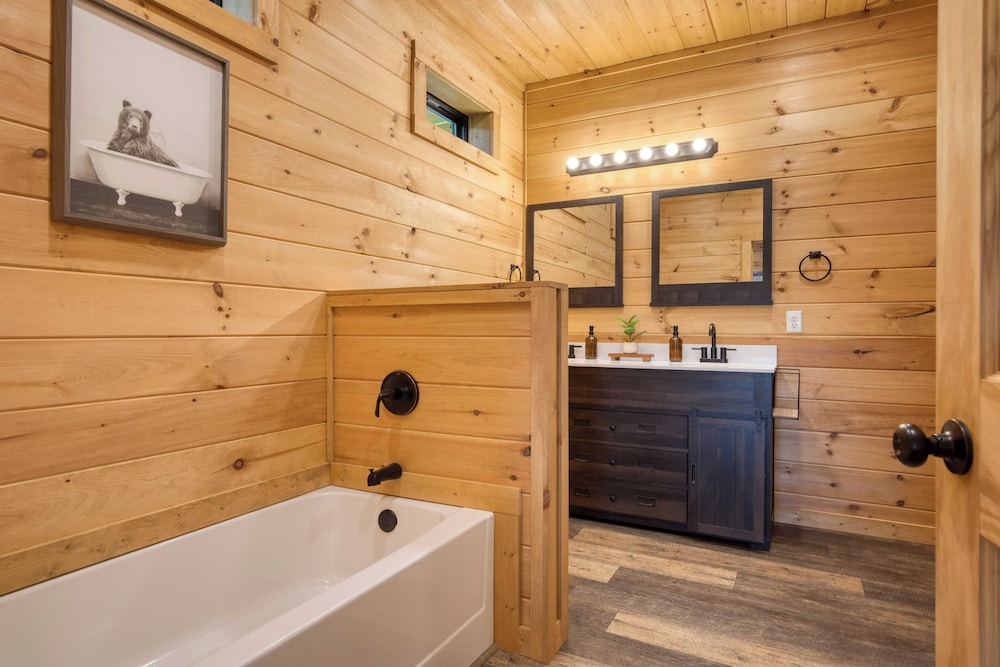 Lions Landing by Avantstay Sleeps 18 Hot Tub Game Room Views Near Pigeon Forge