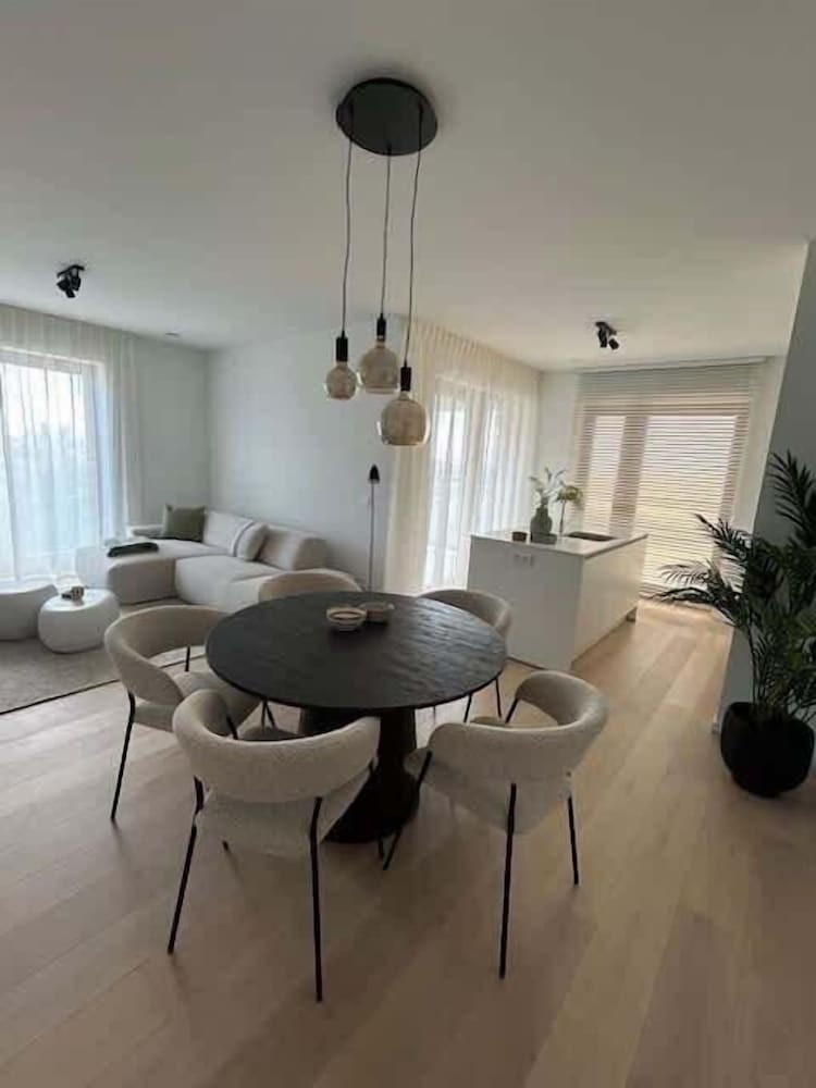 Modern Beach Apartment With Balcony Parking