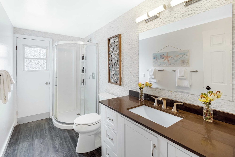 Topside Newport Rooftop Balcony + Ocean Views + Walk to Pier, Marina Village