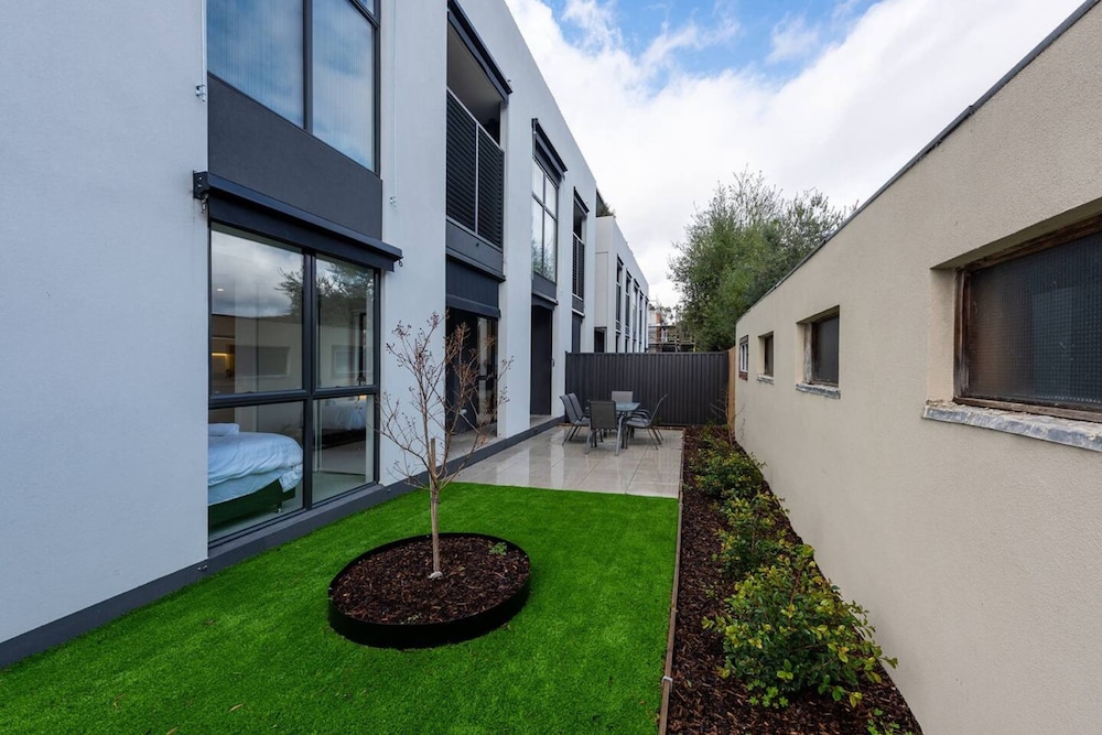 Modern 3 Bedroom Getaway Next to Chadstone view 5