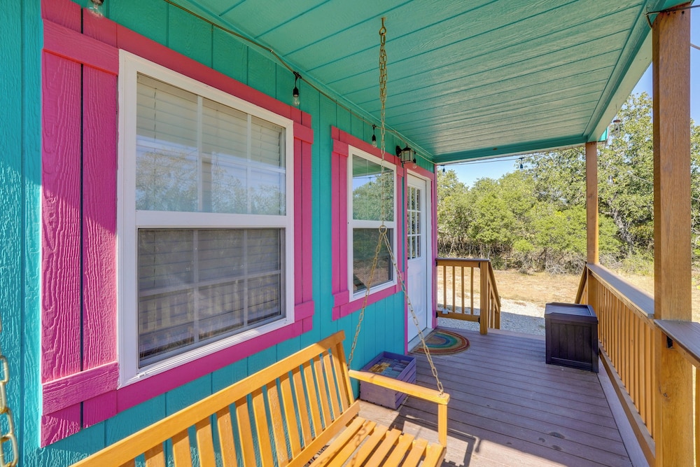 'galactikitty' - Quirky Cabin Near Lake Brownwood!