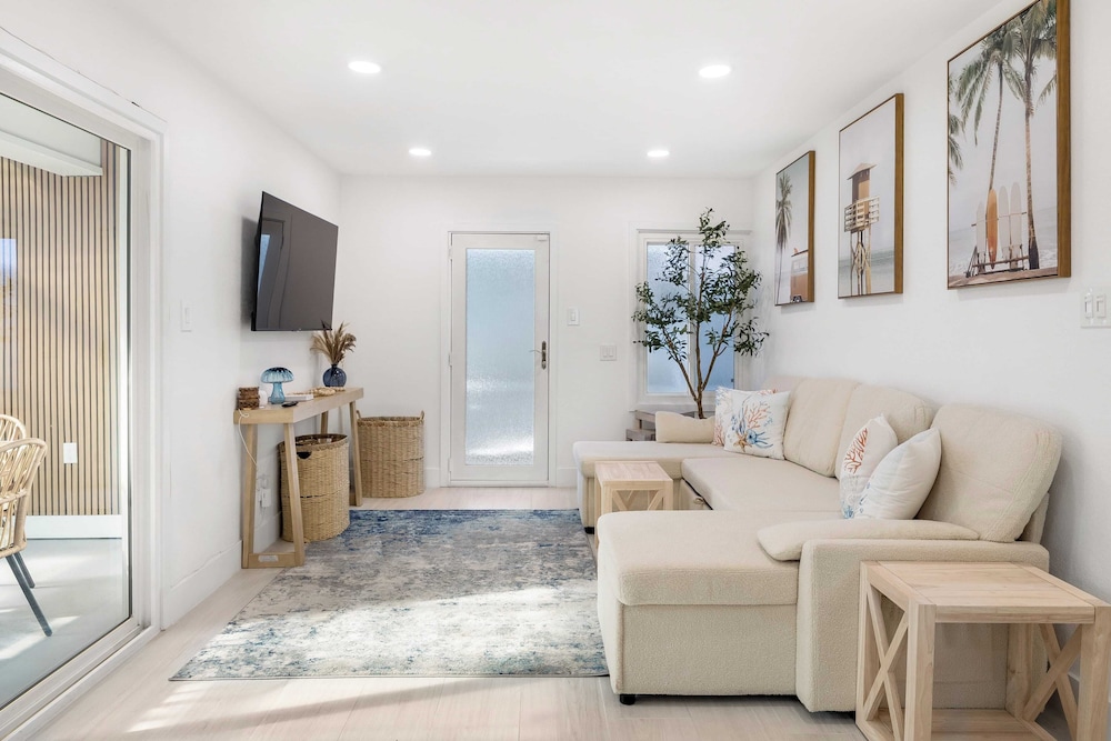 Steps to the Beach, Firepit & Patio Long-term Newport Beach Stay Coastal Cove