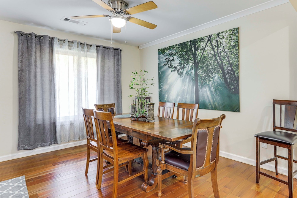 2 Mi to Airport: College Park Home w/ Grill!