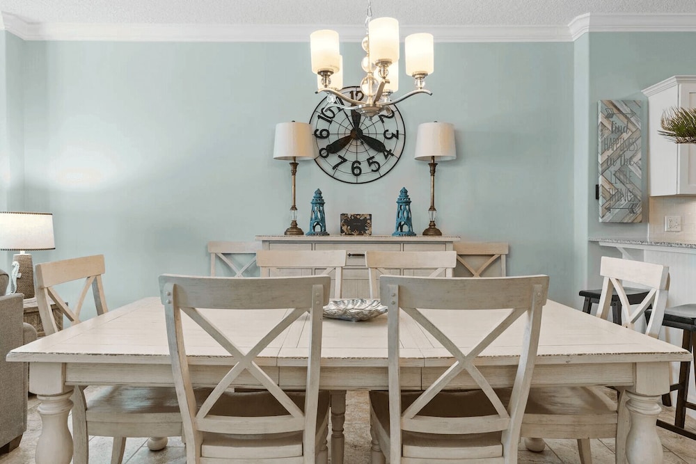 Beach Breeze by Avantstay Beachfront, Beach Chairs Included, 2 Pools!