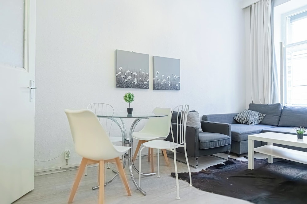 Contemporary 1BR LR Close to Belvedere