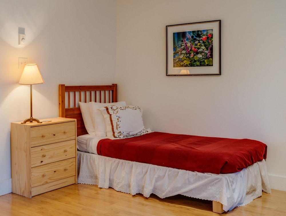 Lovely LacBrome 3 Bdrm Lakefront Cottage view 5