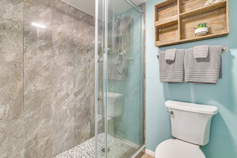 Walk to Beach: Condo w/ Pool Access in Texas!