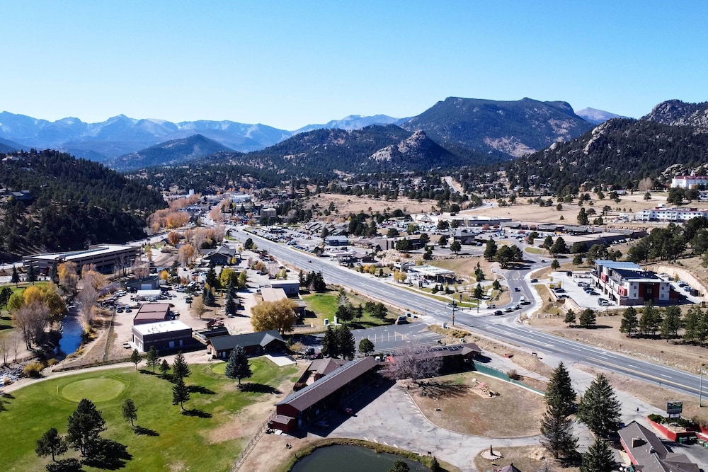 Family-friendly Home w/ Hot Tub: 1 Mi to Dtwn view 4