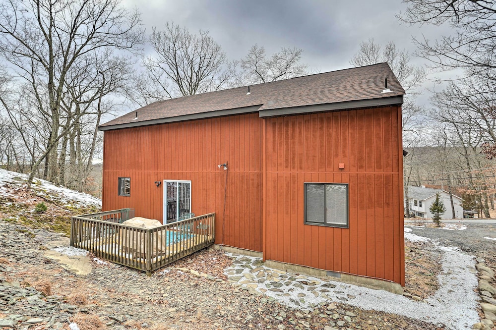 Fire Pit & Gas Grill: Charming Poconos Abode! view 4