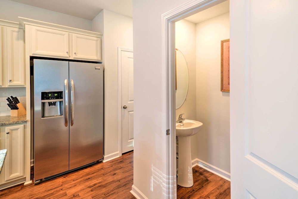 Colorful Myrtle Beach House: 2 Mi to Beaches!
