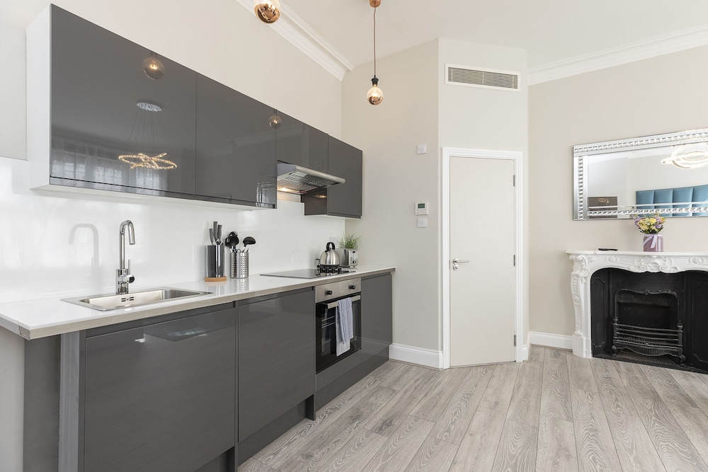 Luxurious Air Conditioned Apt High Street Kensington