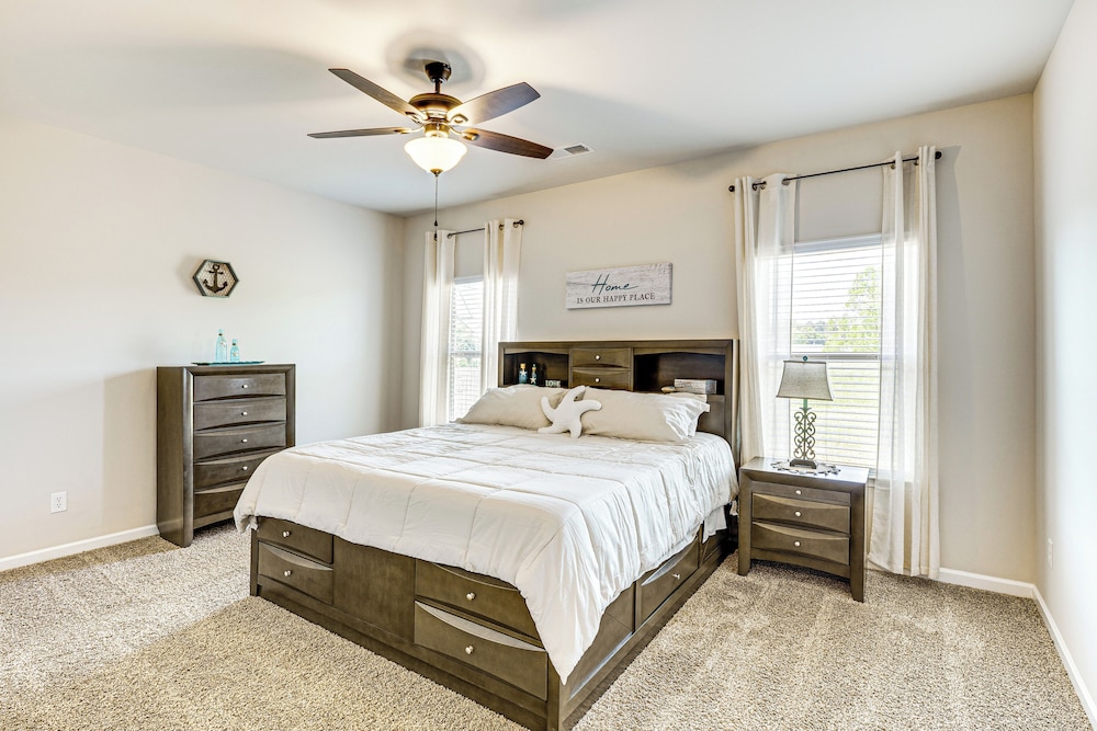 5 Mi to The Square: Athens Home w/ Pool Access!