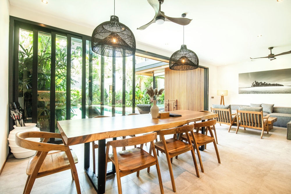 Seaside Escape: 4BR Villa, 190m to Canggu Beach