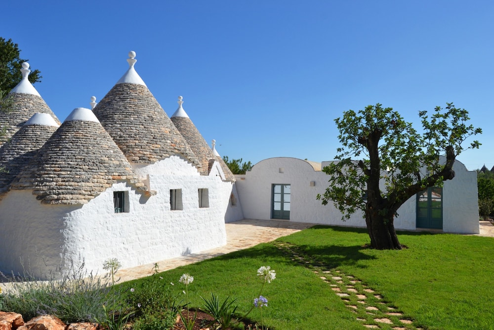 Trulli Pietra Rossa With Pool by Wonderful Italy