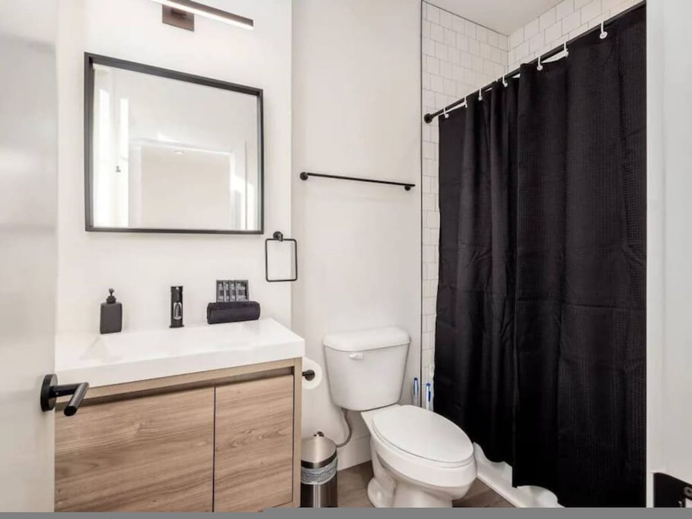 Work Of Art -3 Bedroom Elegant Townhome-columbus