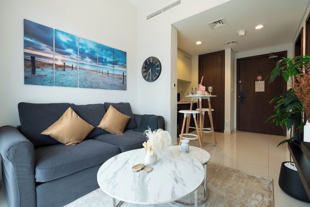 KeyRock - Premium Reva Stay with Pool