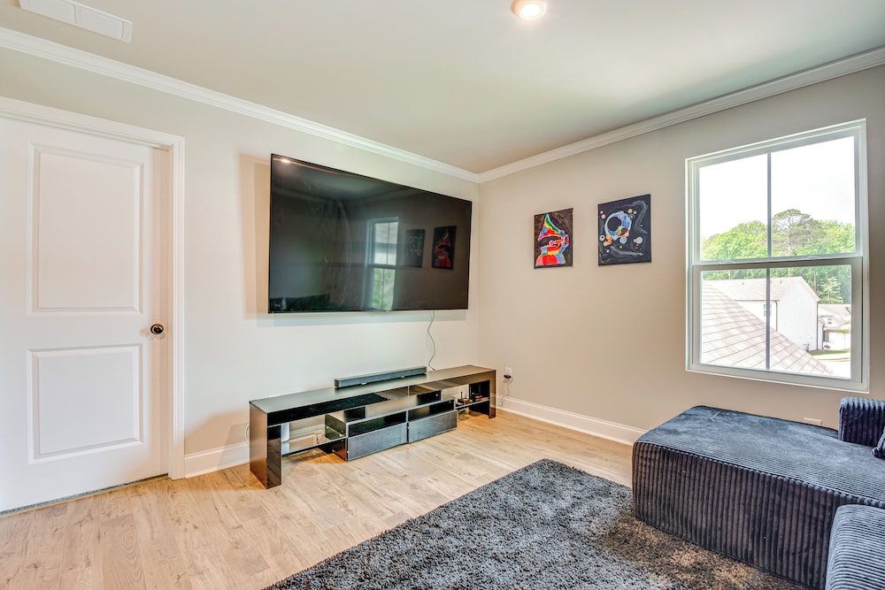 11 Mi to Dtwn: Luxe Atlanta Retreat w/ Deck & Yard