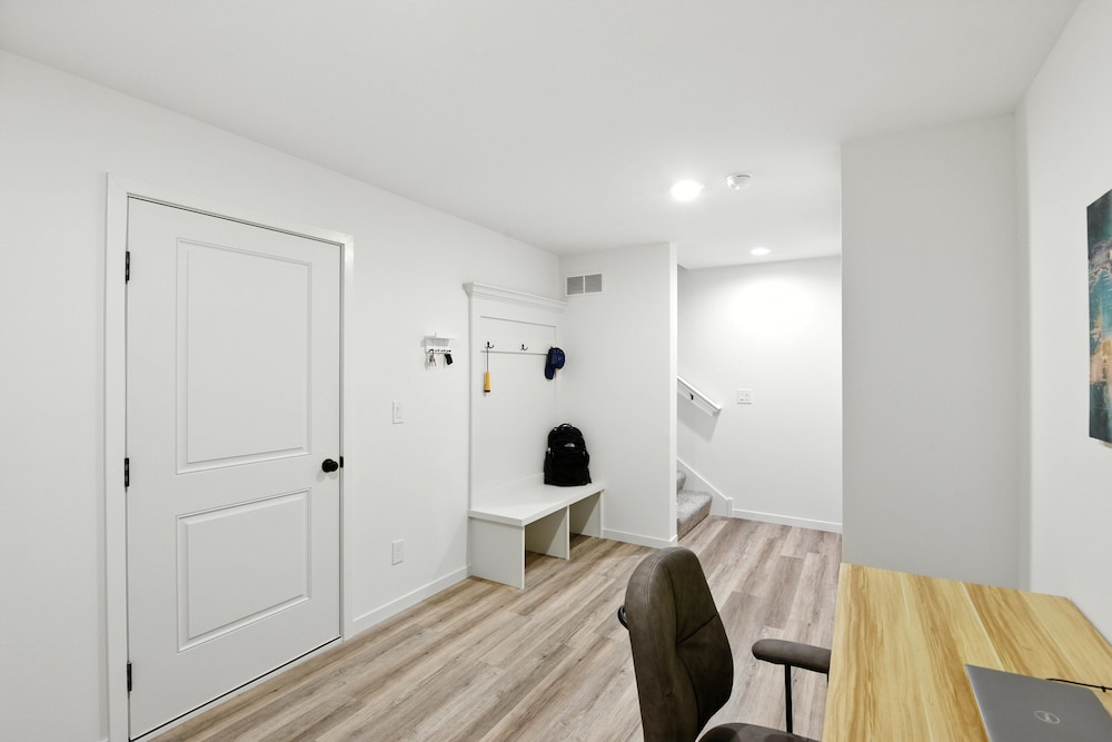 Modern Townhome Retreat In Prime Location 3 Bedroom Townhouse