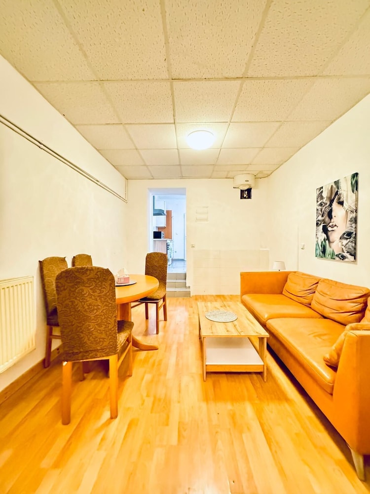 Cityside Two Bedroom Apt Budget Stay