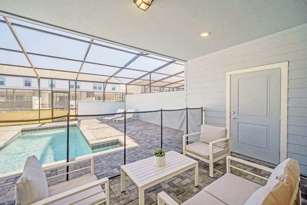 Luxury Home With Splash Pool 5 Bed Townhome! 5 Bedroom Townhouse