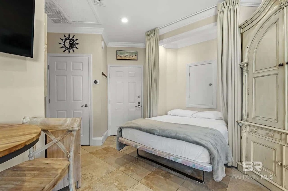 1 bed Beach Pools Waterfront Boating Palmaway