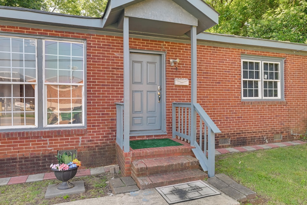 2 Mi to Center City: Charlotte North End Home