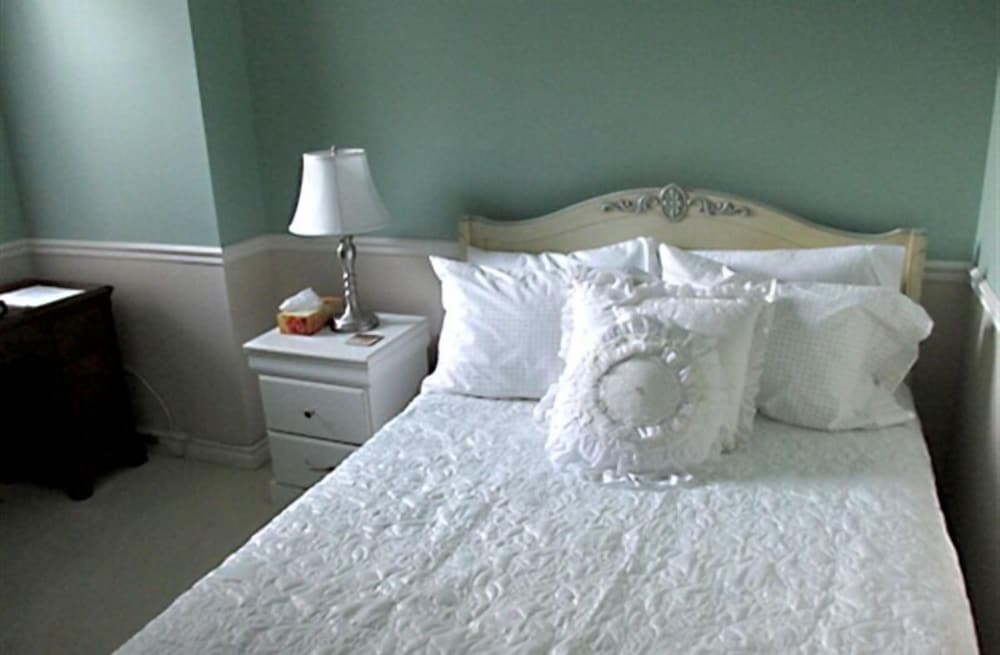 Elegant Cabbagetown - Image 1