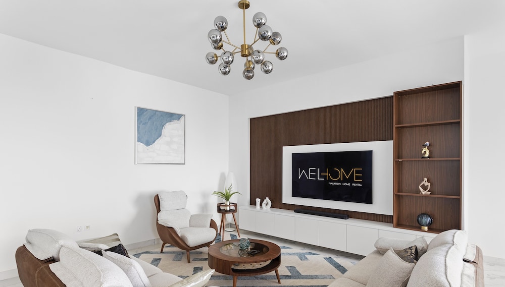 WelHome - Stunning 3BR Apartment with Balcony and Canal View