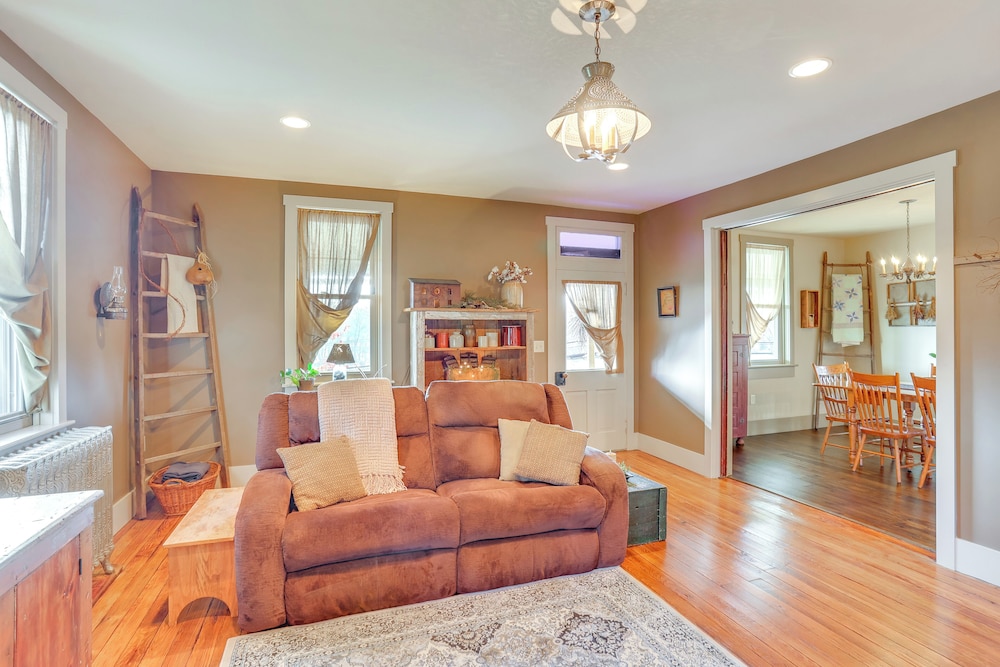 3 Mi to Dtwn: Charming Farmhouse in Mount Joy!