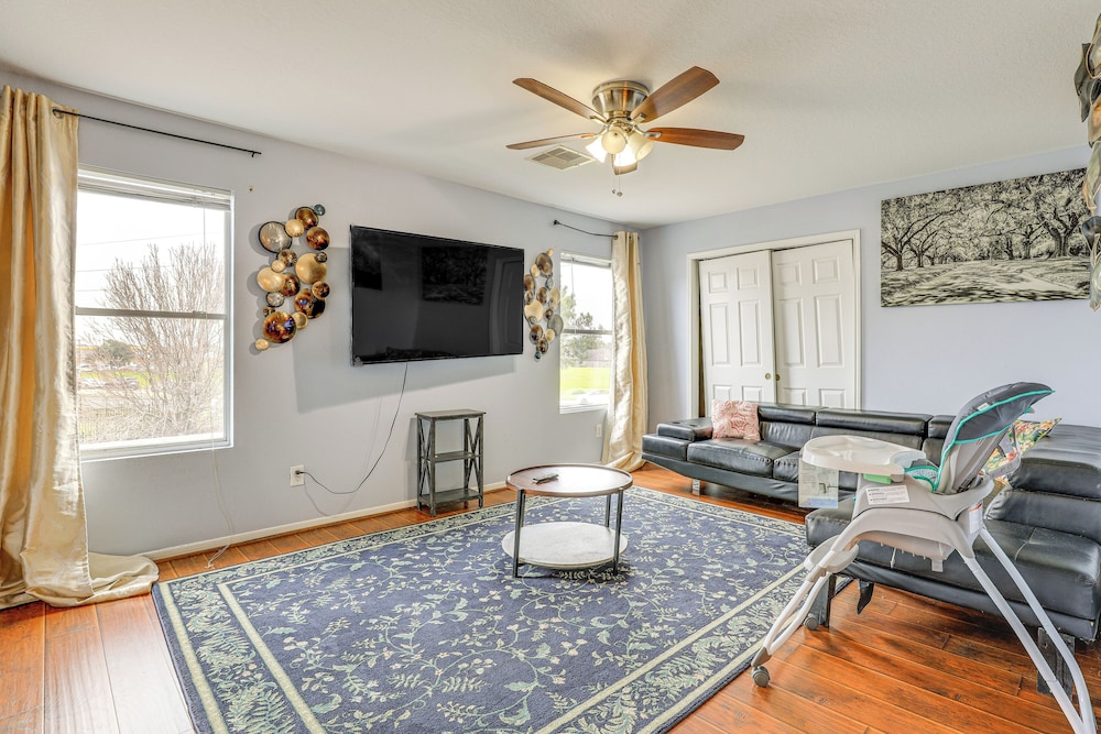 Covered Patio & Yard: Family Home in Katy