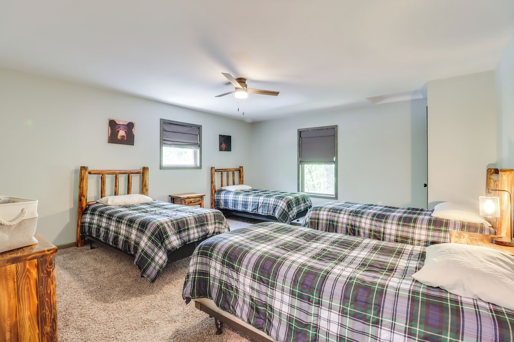 Hot Tub & Community Beach: Albrightsville Home!