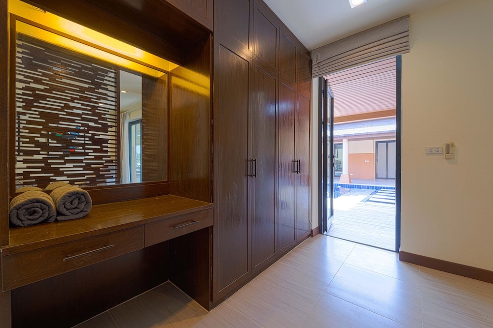 Luxury 5 Bedroom Villa nr to Beach - SRS view 4