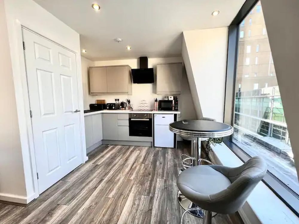 Remarkable 2-bed Apartment in Liverpool view 3