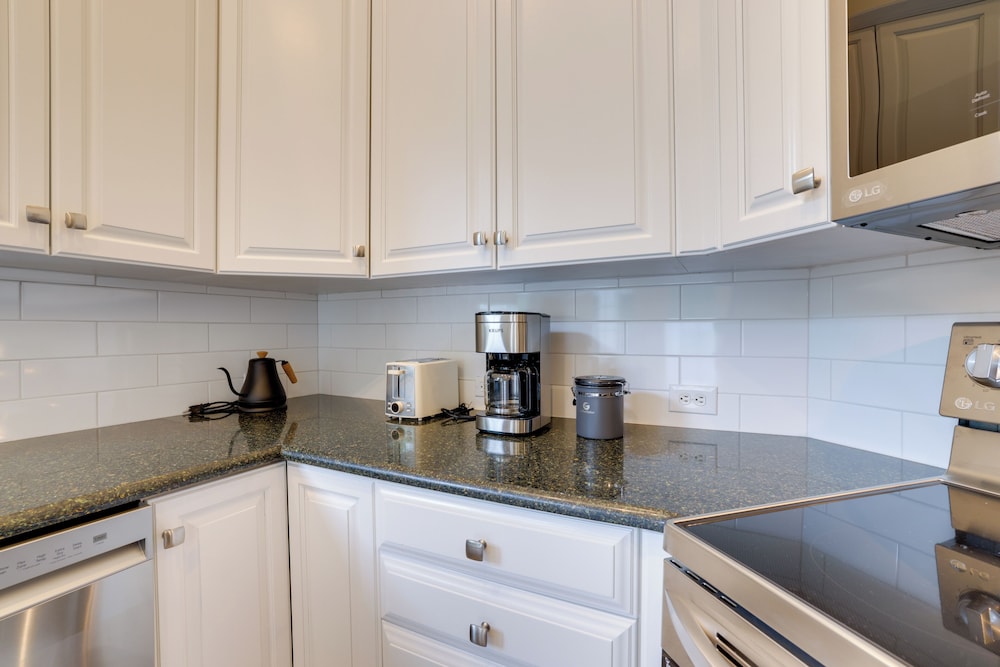 Townhome w/ Patio < 5 Mi to UF Campus!