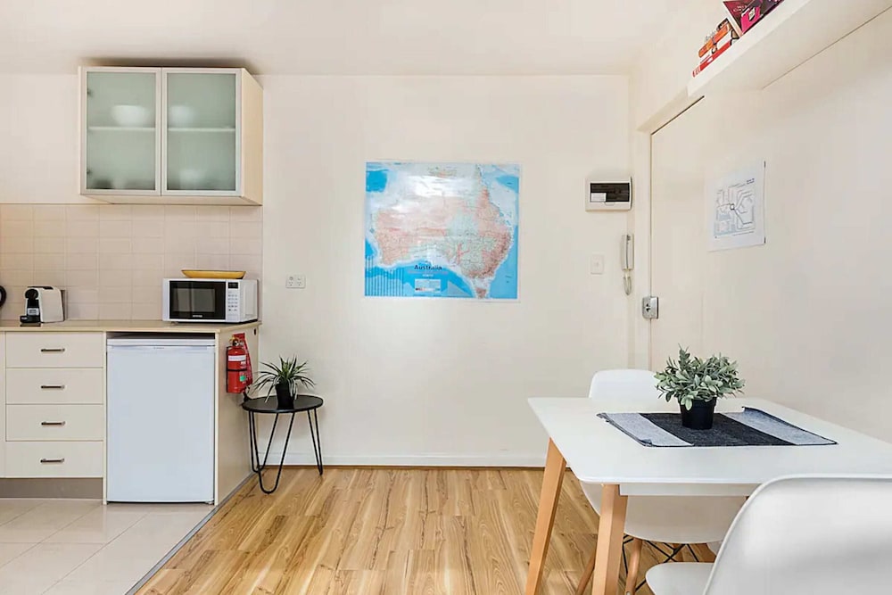 Prime Location 1 Bedroom Apartment Near MCG With Parking