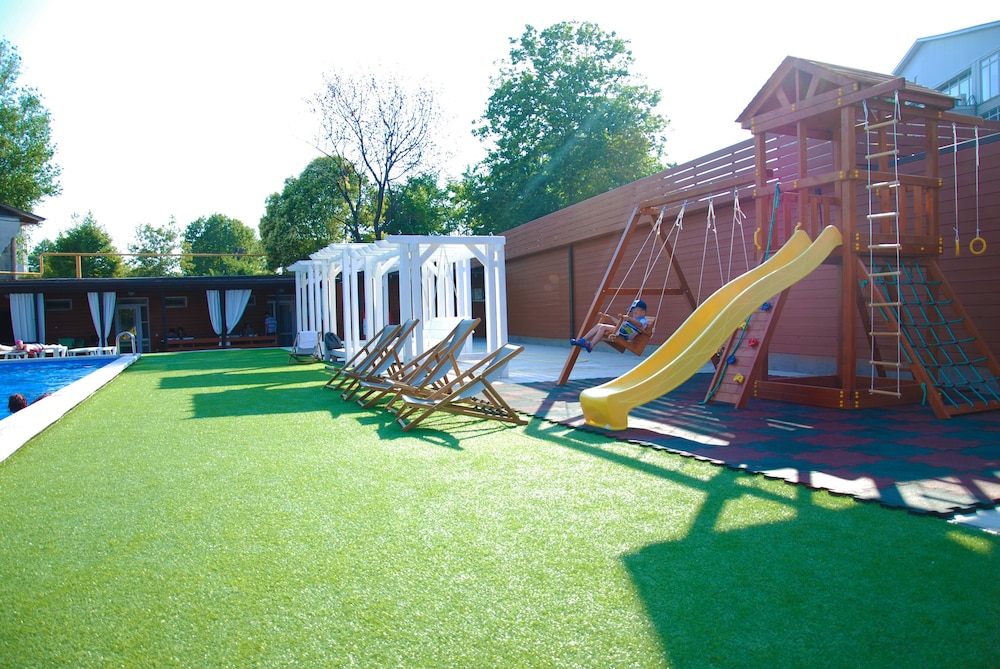 Peak Season Hotel