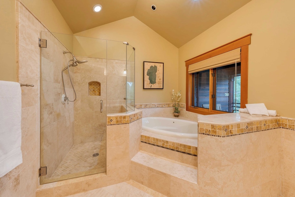 Cedars at Palisades by Avantstay Hot Tub, Resort Access, and Mountain Views