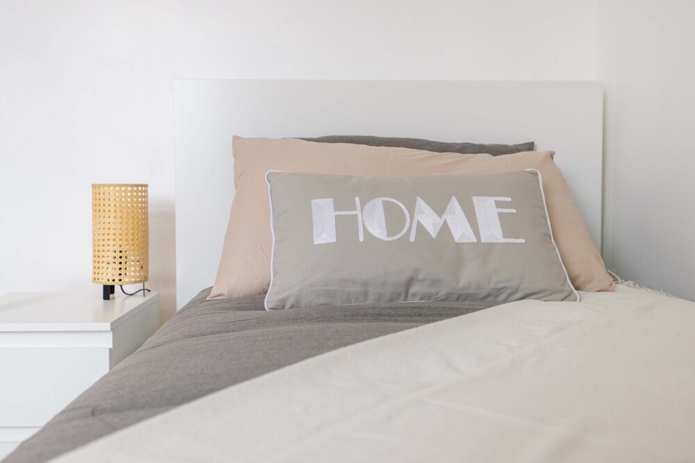 Free Parking - 4 Bedroom House