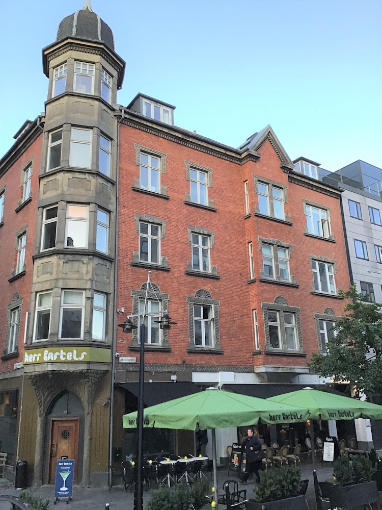 Sanders Boulevard - Cozy 2-bdr Apt By the Canal