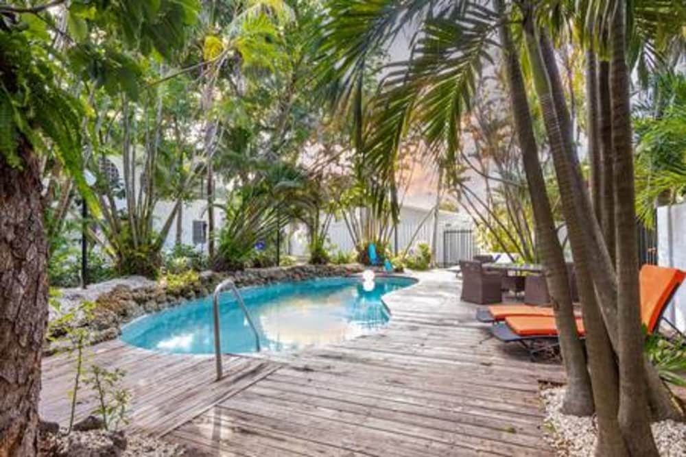 Pool Parking 2 Bedroom Retreat Sleeps 5