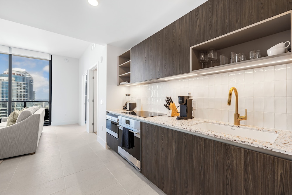 Lux Studio W City Views and Pool