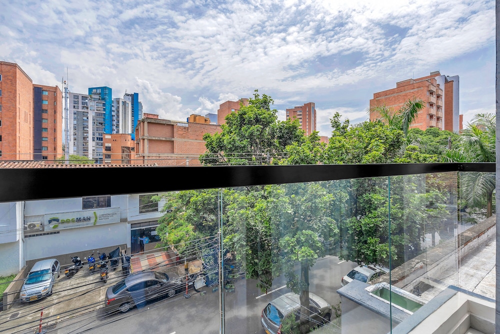 HOUSY Laureles
