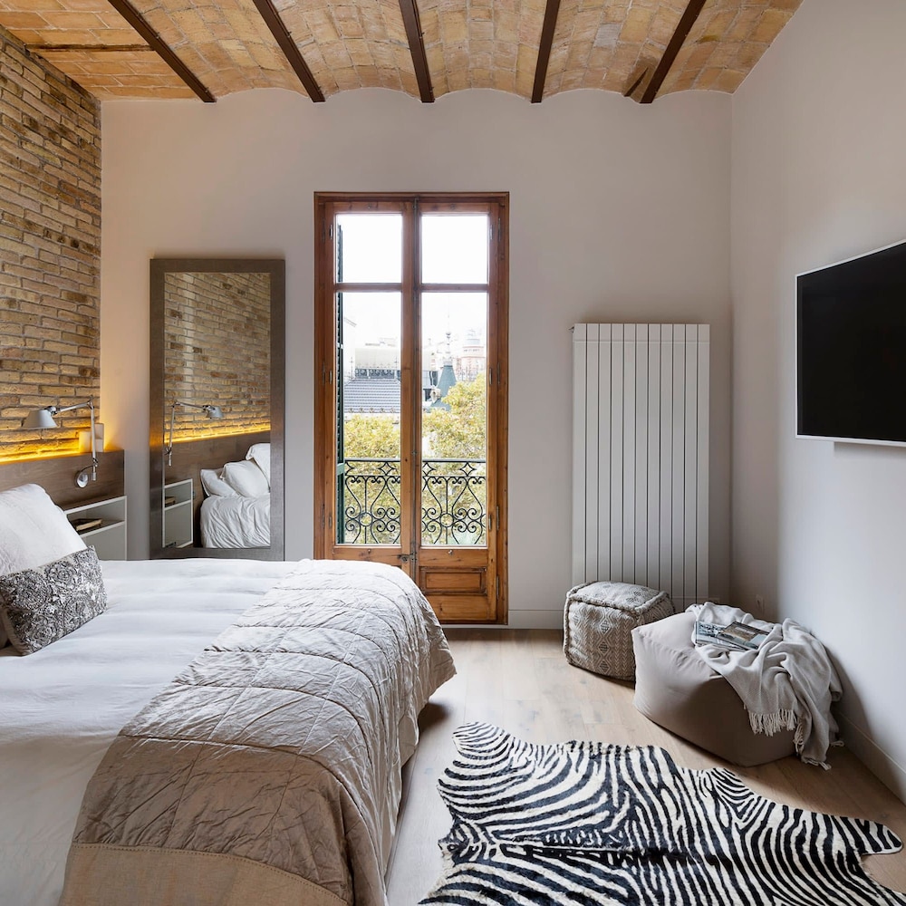 The Avenue 2BR Luxury Unit in Diagonal Ave