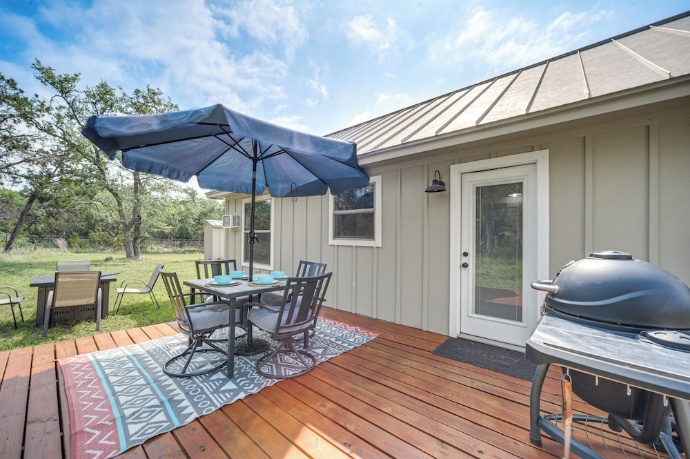 8 Mi to Dtwn Wimberley: Cabin Retreat on 5 Acres!