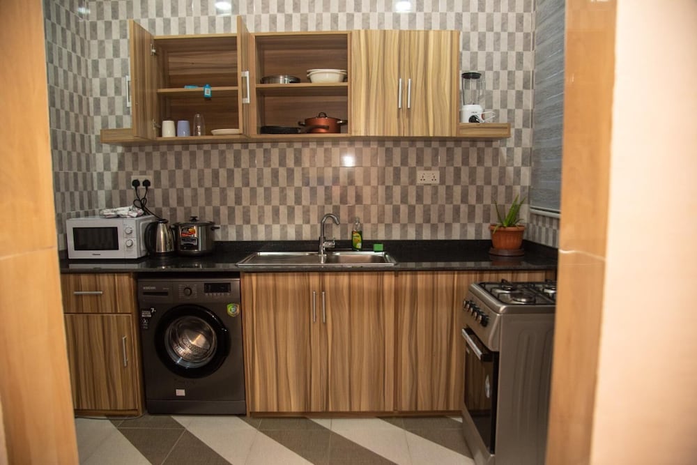 Captivating 1-bed Apartment in Tema, com 25 view 2